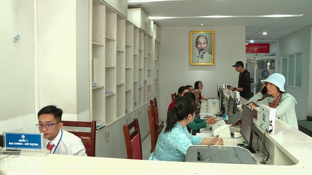 Phường Bến Thành tổ chức lễ chào cờ đầu tiên sau sáp nhập - Ảnh 4.