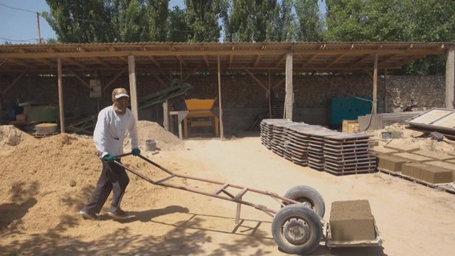 Kyrgyzstan: Dùng trấu thay xi măng trong xây dựng - Ảnh 1.