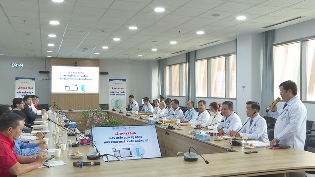 Trao tặng thiết bị y tế cho các cơ sở y tế trên địa bàn - Ảnh 1.