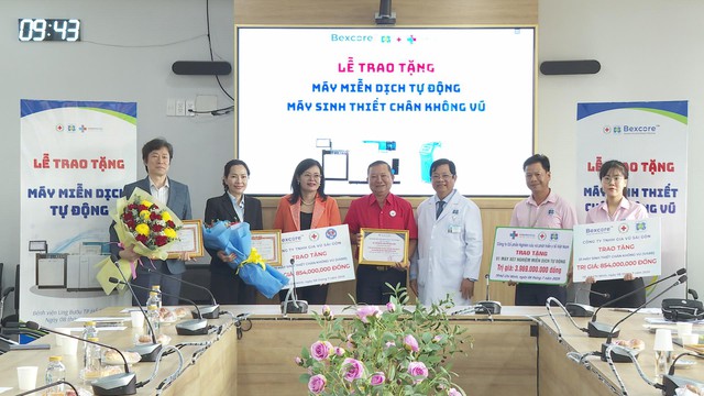 Trao tặng thiết bị y tế cho các cơ sở y tế trên địa bàn - Ảnh 2.