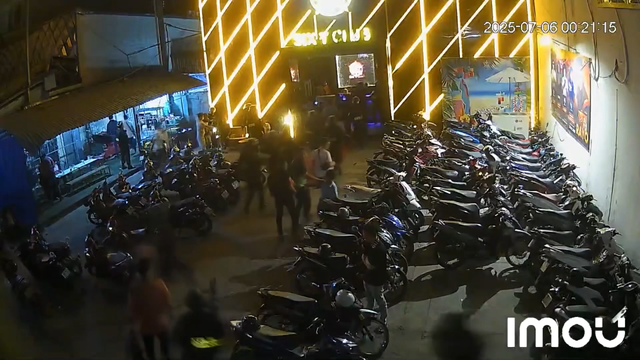 Hàng trăm CBCS Công an TP.HCM đồng loạt đột kích 3 quán bar, phát hiện 186 người dương tính ma túy - Ảnh 1.