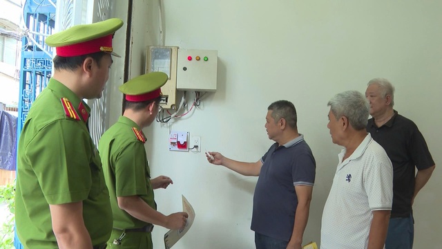 Người dân chủ động PCCC - Tuyến phòng thủ vững chắc giữa đô thị dễ cháy - Ảnh 1.
