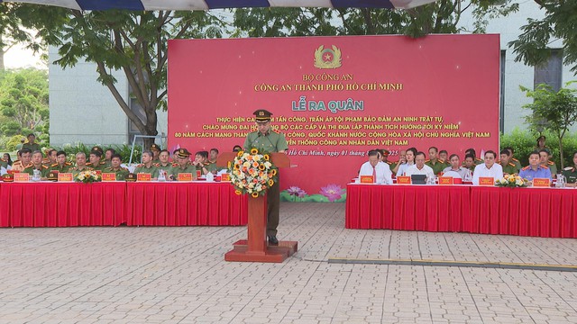 Công an TP.HCM đồng loạt ra quân đảm bảo an ninh trật tự - Ảnh 1.