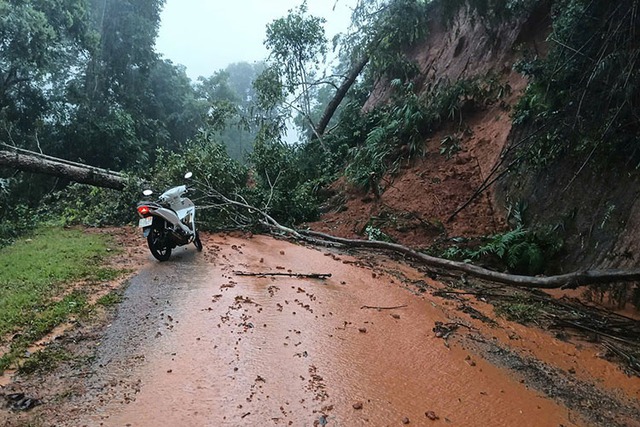 Lũ lớn trên diện rộng ở Điện Biên, nhiều bản làng bị cô lập - Ảnh 9.