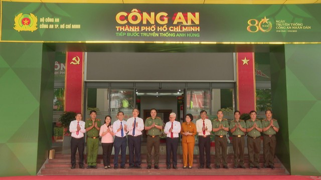 Đoàn Đại biểu Quốc hội TP.HCM thăm, chúc mừng Công an TP.HCM - Ảnh 2.