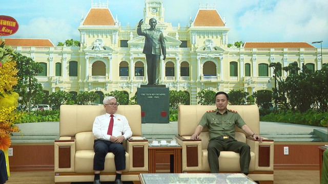 Đoàn Đại biểu Quốc hội TP.HCM thăm, chúc mừng Công an TP.HCM - Ảnh 1.