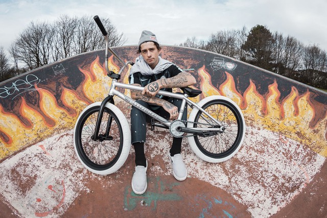 Vận động viên BMX Kriss Kyle với cú nhảy của niềm tin - Ảnh 1.