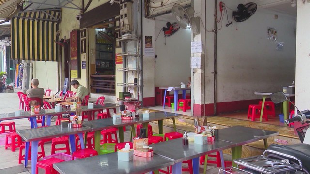 Nhiều cửa hàng chỉ nhận tiền mặt, người mua bất tiện giữa thời số hóa - Ảnh 2.