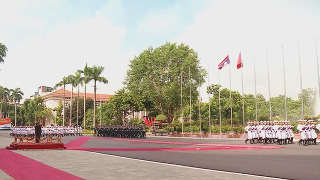 Thứ trưởng Bộ Quốc phòng Lào thăm chính thức Việt Nam, thúc đẩy hợp tác quốc phòng song phương - Ảnh 1.