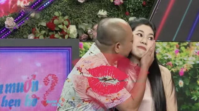 Mang heo quay đến "Bạn muốn hẹn hò" tặng nhà gái - Ảnh 1.