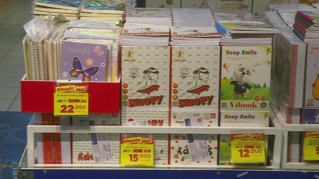 Rộn ràng không khí mua sắm trước thềm năm học mới - Ảnh 2.