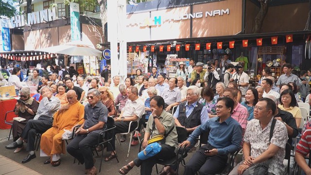 Ra mắt sách "Chuyện hồi đó" - Hành trình ký ức của bác sĩ, nhà văn Đỗ Hồng Ngọc - Ảnh 2.