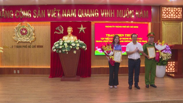 TP.HCM khen thưởng công an triệt phá đường dây đánh bạc qua mạng hơn 20 ngàn tỷ đồng- Ảnh 5.