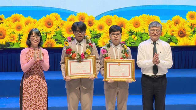 TP.HCM tuyên dương hơn 900 học sinh giỏi năm học 2024–2025- Ảnh 2.