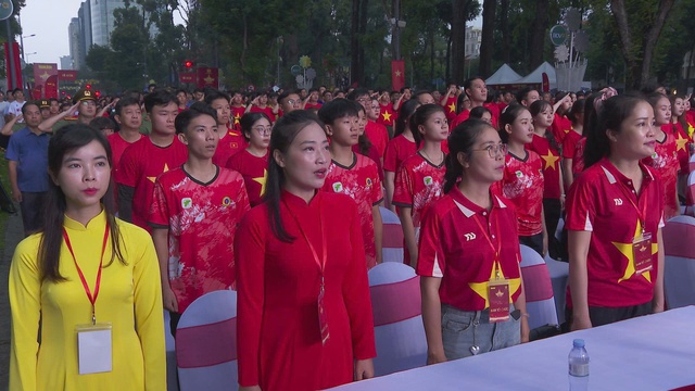 Hàng ngàn người dân TP. HCM sôi nổi tham gia chương trình đi bộ "Cùng Việt Nam tiến bước"- Ảnh 2.