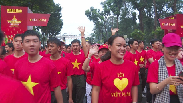 Hàng ngàn người dân TP. HCM sôi nổi tham gia chương trình đi bộ "Cùng Việt Nam tiến bước"- Ảnh 1.