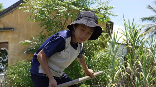 Thi Văn Nam - Cậu bé mồ côi cha, làm "đôi mắt" cho người mẹ khiếm thị - Ảnh 2.