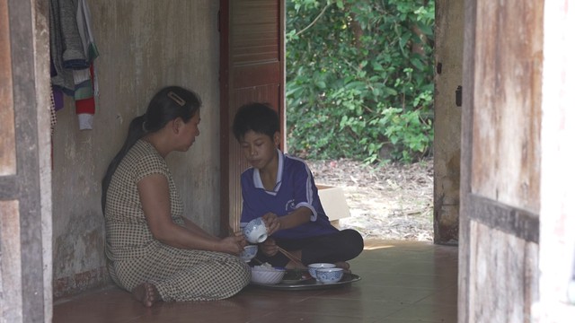 Thi Văn Nam - Cậu bé mồ côi cha, làm "đôi mắt" cho người mẹ khiếm thị - Ảnh 1.