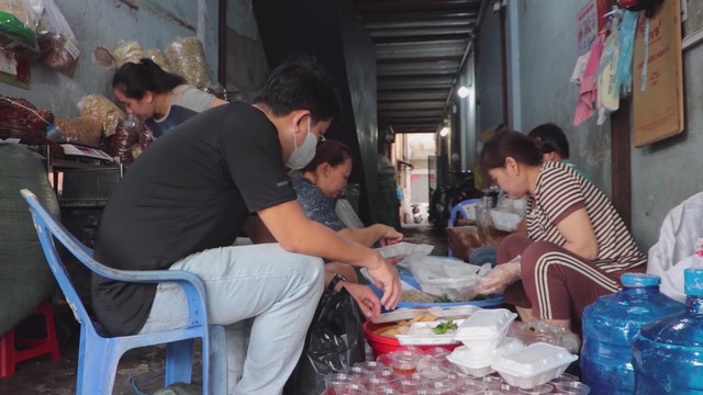 Người phụ nữ lan tỏa yêu thương giữa lòng TP.HCM bằng những việc làm giản dị - Ảnh 2.