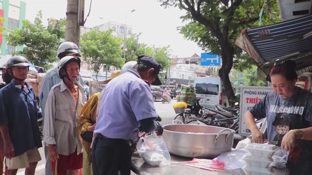 Người phụ nữ lan tỏa yêu thương giữa lòng TP.HCM bằng những việc làm giản dị - Ảnh 5.