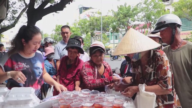 Người phụ nữ lan tỏa yêu thương giữa lòng TP.HCM bằng những việc làm giản dị - Ảnh 6.