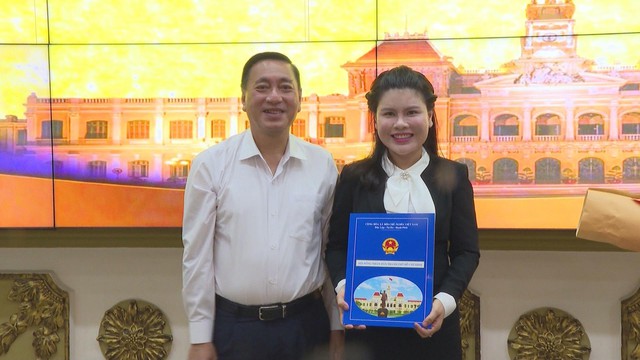 TP.HCM công bố quyết định bổ nhiệm Phó Chánh Văn phòng Đoàn ĐBQH và HĐND Thành phố - Ảnh 1.