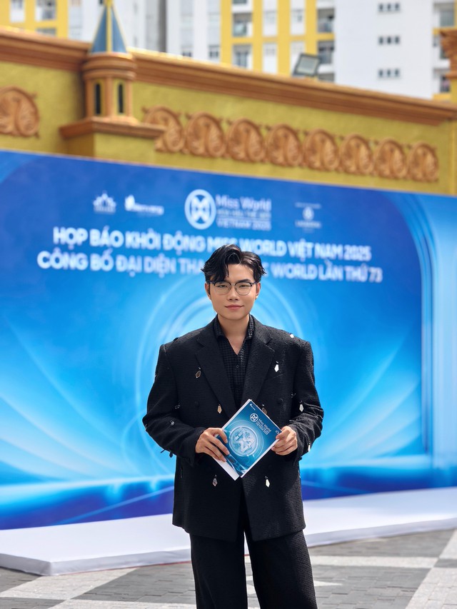 CHÀNG TRAI 1M85 ẤN TƯỢNG TRÊN THẢM ĐỎ MISS WORLD VIETNAM 2025 - Ảnh 1.