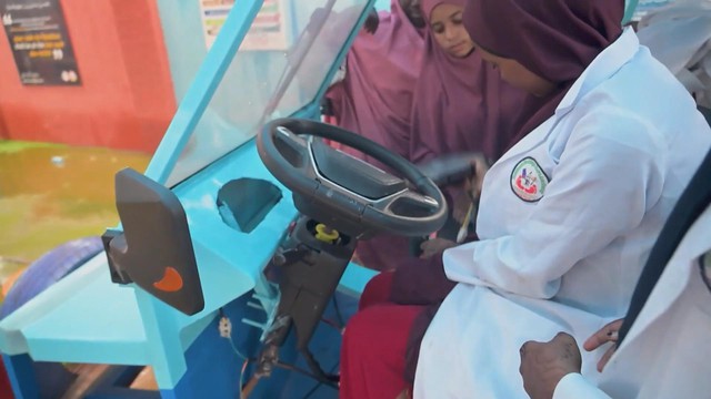 Nigeria: Nhiên liệu tăng giá, học sinh chế tạo xe điện - Ảnh 2.