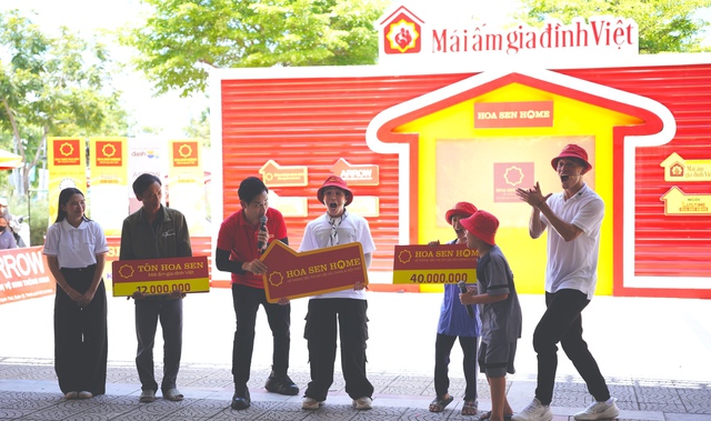 "Mái ấm gia đình Việt" tập 30: Hơn nửa tỉ đồng trao cho các em nhỏ - Ảnh 4.