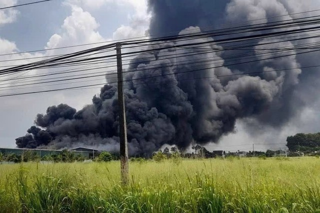 Đồng Nai: Cháy xưởng mút xốp vào giữa trưa, khói bao trùm khu dân cư - Ảnh 1.