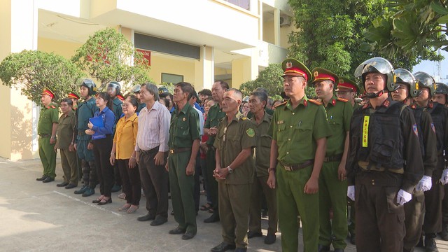Phường Phú Định ra quân cao điểm trấn áp tội phạm  - Ảnh 2.