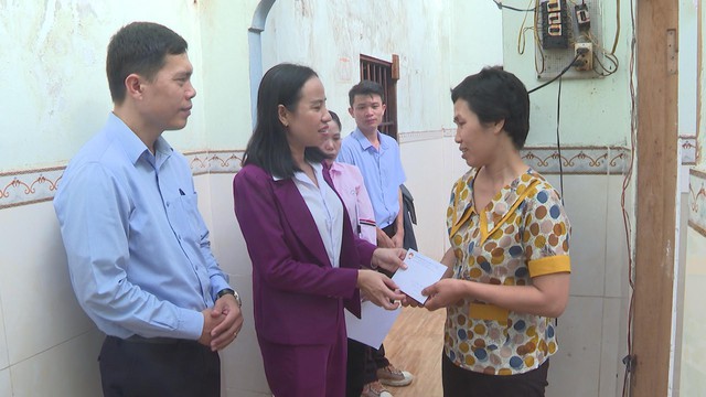 Lãnh đạo TP.HCM thăm hỏi các hộ dân bị ảnh hưởng bão số 3 - Wipha tại xã Bình Châu và xã Hồ Tràm - Ảnh 1.