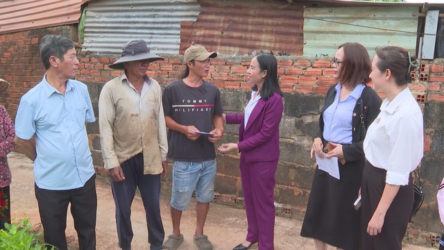 Lãnh đạo TP.HCM thăm hỏi các hộ dân bị ảnh hưởng bão số 3 - Wipha tại xã Bình Châu và xã Hồ Tràm - Ảnh 2.