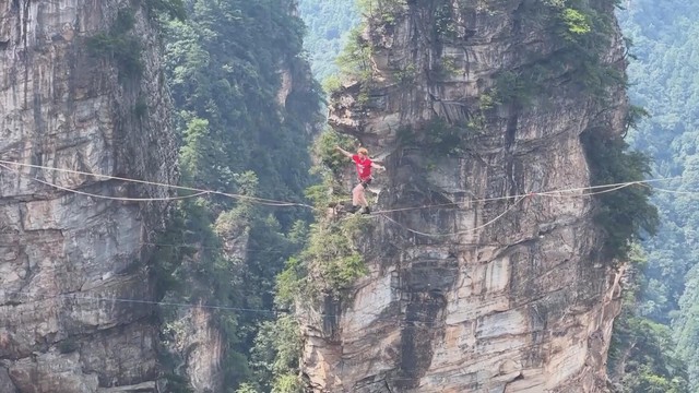 Cuộc thi đi thăng bằng trên dây ở Hồ Nam, Trung Quốc - Ảnh 1.