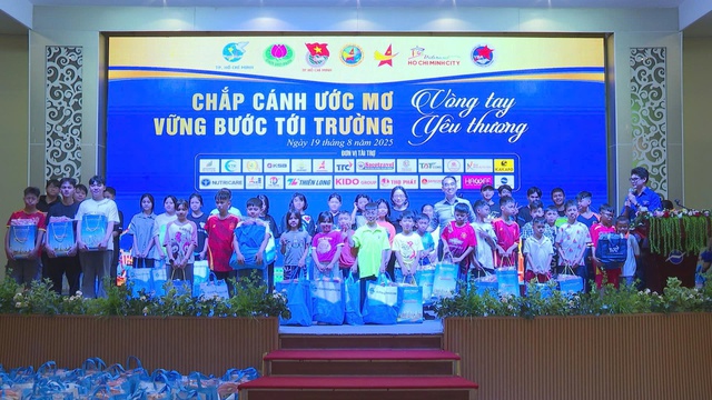 Vòng tay yêu thương nâng bước cho hơn 1.000 trẻ thơ đến trường - Ảnh 5.