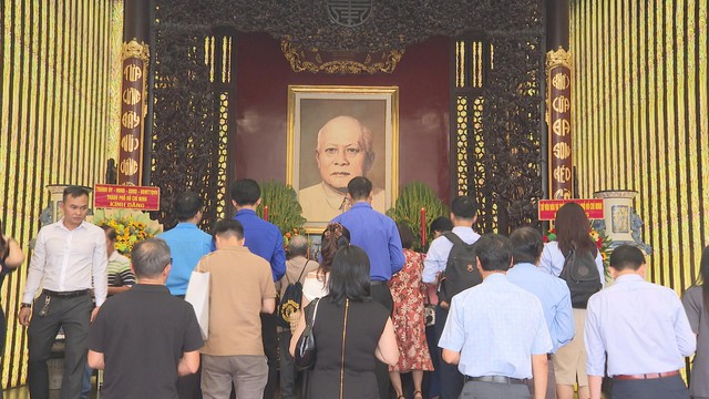 Kỷ niệm 137 năm Ngày sinh Chủ tịch Tôn Đức Thắng: Khai mạc trưng bày “25 năm Giải thưởng Tôn Đức Thắng” - Ảnh 1.