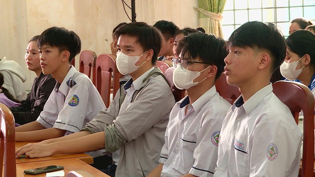 Học bổng Lương Định Của tiếp sức cho 125 học sinh xã Bình Khánh - Ảnh 7.