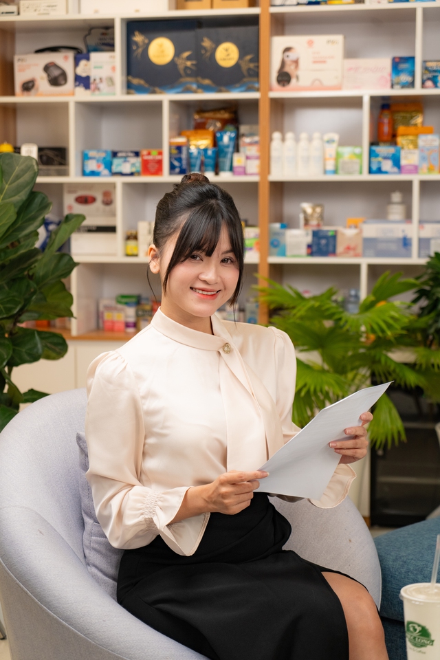 TỪ CĂN LỀU THU ÂM TỰ CHẾ ĐẾN GIẤC MƠ TRUYỀN HÌNH CỦA MC CẨM HIẾU - Ảnh 2.