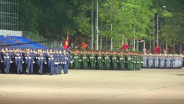 Lần đầu tiên tổng hợp luyện diễu binh, diễu hành tại Quảng trường Ba Đình - Ảnh 2.
