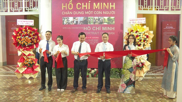 Khai mạc trưng bày chuyên đề "Hồ Chí Minh - chân dung một con người" - Ảnh 1.