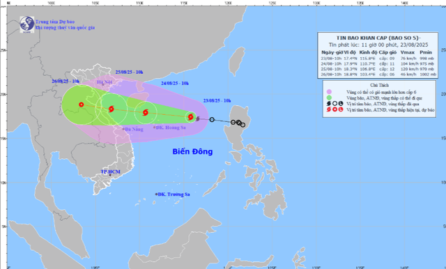 Bão số 5 tiến nhanh, giật cấp 11, cách đặc khu Hoàng Sa 380 km- Ảnh 2. Bão số 5 tiến nhanh, giật cấp 11, cách đặc khu Hoàng Sa 380 km- Ảnh 2.