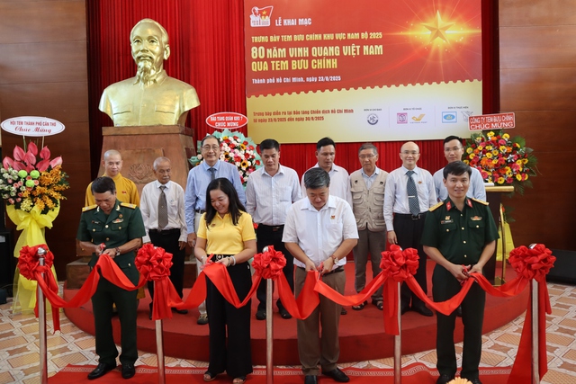 Trưng bày tem Nam Bộ 2025”: "80 năm Vinh quang Việt Nam qua tem bưu chính" - Ảnh 6.