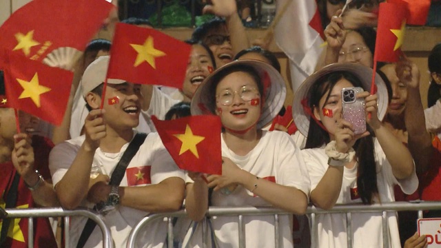Hà Nội: Người dân hân hoan chào đón các lực lượng tham gia tổng hợp luyện diễu binh lần 2 - Ảnh 4.