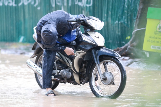Hà Nội ngập sau sau bão Kajiki, người dân dựng đập tạm ngăn nước - Ảnh 6.