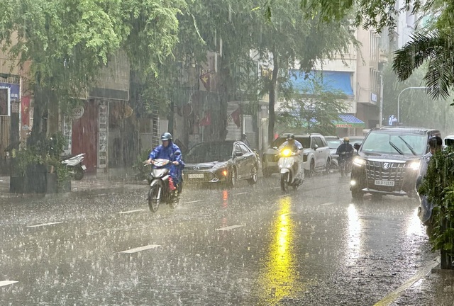 Sáng nay, TP.HCM mưa lớn diện rộng do hoàn lưu bão số 5 - Ảnh 2.
