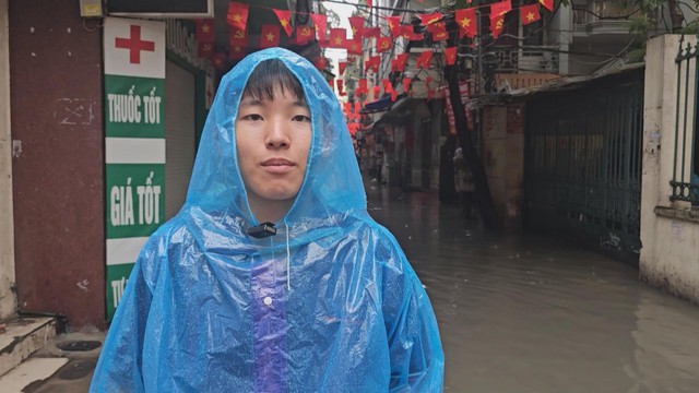 Hà Nội: Nhiều tuyến đường ngập sau mưa lớn, sinh hoạt người dân bị đảo lộn - Ảnh 4.