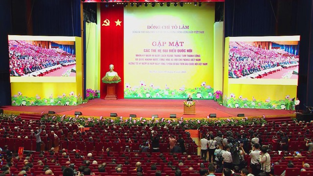 Tổng Bí thư Tô Lâm gặp mặt đại biểu Quốc hội qua các thời kỳ - Ảnh 1.