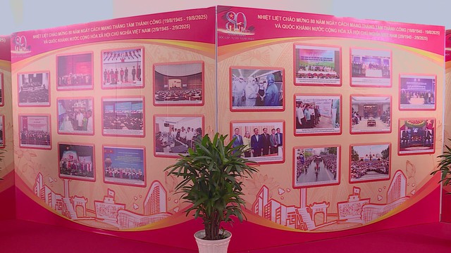 Phường Xuân Hòa trao tặng Huy hiệu Đảng cho 45 đảng viên dịp 2/9 - Ảnh 3.