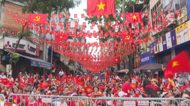 Dòng người nô nức chờ xem lễ sơ duyệt diễu binh, diễu hành 80 năm Quốc khánh - Ảnh 2.