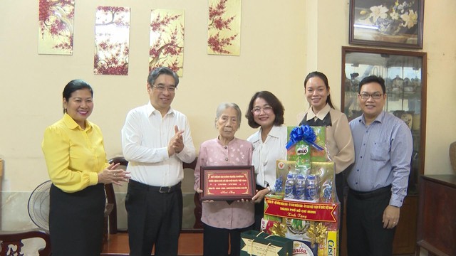 Lãnh đạo TP.HCM thăm gia đình chính sách - Ảnh 1.